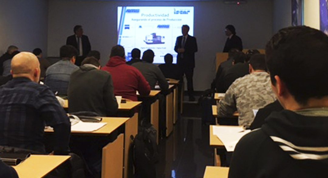 AMS disertó en el auditorio de ISCAR