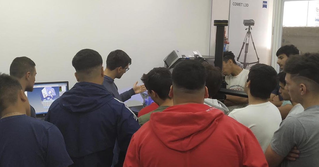 AMS capacita a estudiantes